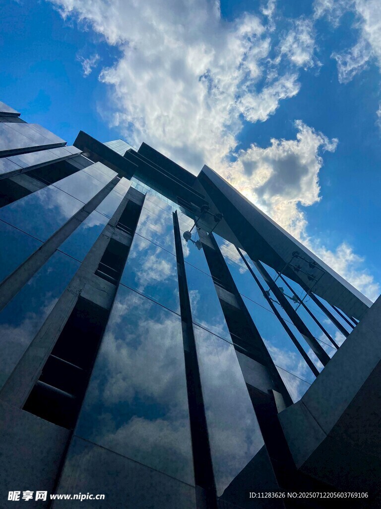 仰视现代建筑与蓝天白云