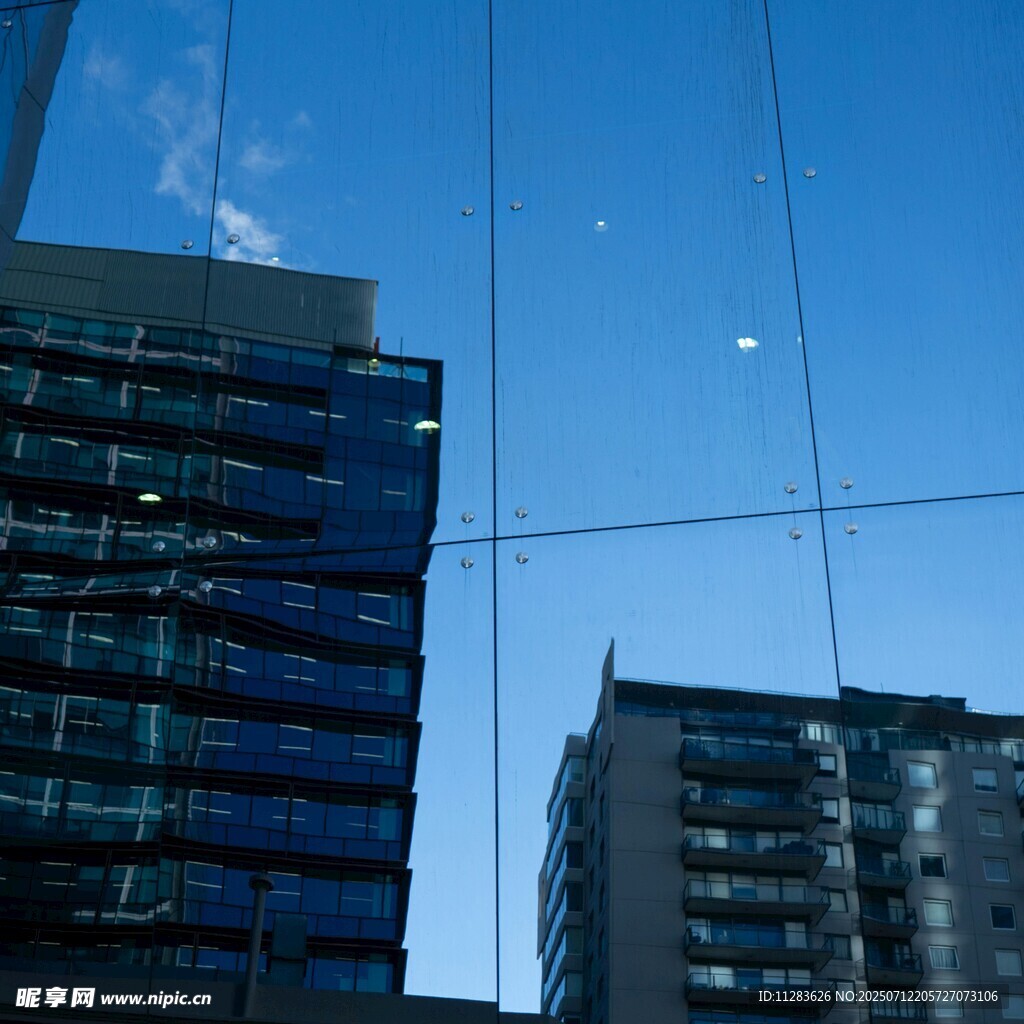 城市高楼玻璃幕墙景观