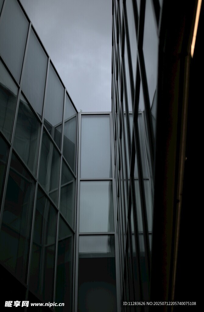 现代玻璃建筑外观