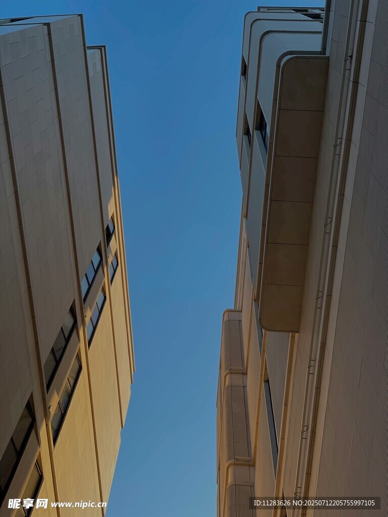 仰视城市高楼建筑