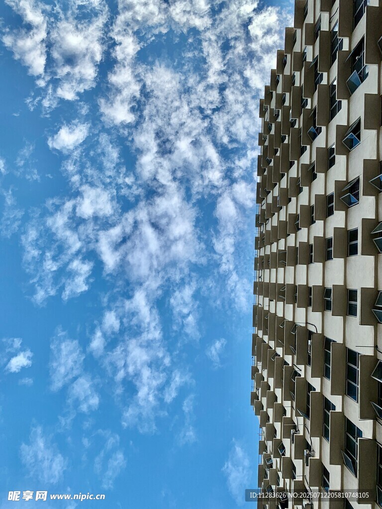 仰望高楼与蓝天白云