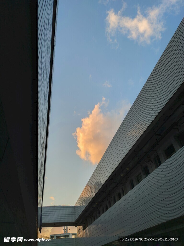 建筑间的天空美景