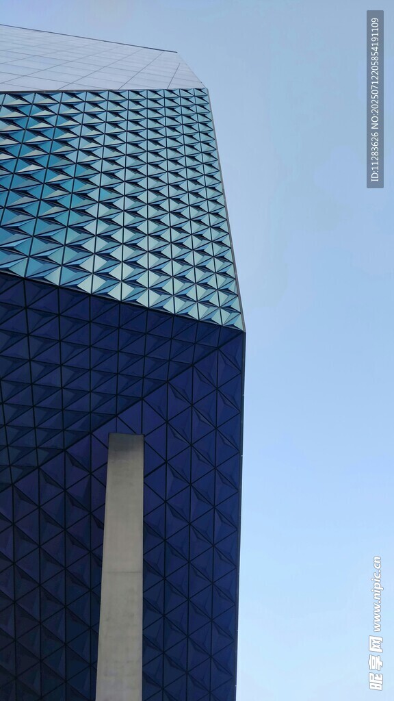 现代建筑独特屋顶一角