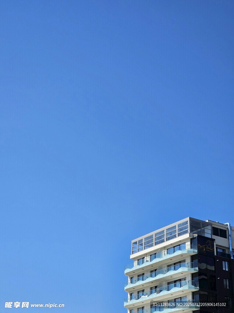 蓝天映衬下的现代高楼