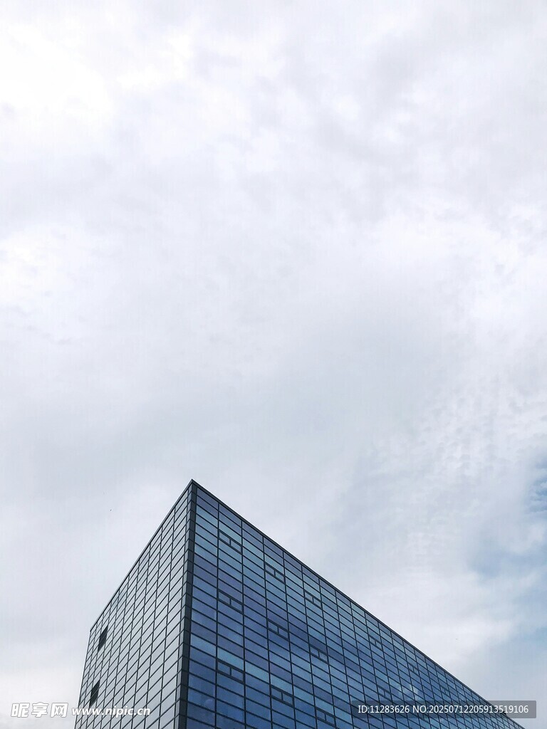 现代高楼与天空景象