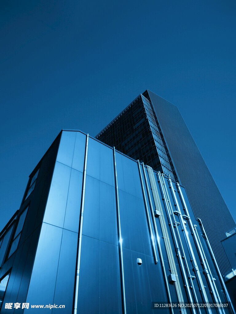 现代玻璃幕墙高楼建筑