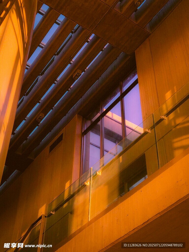 室内暖色调木质结构空间