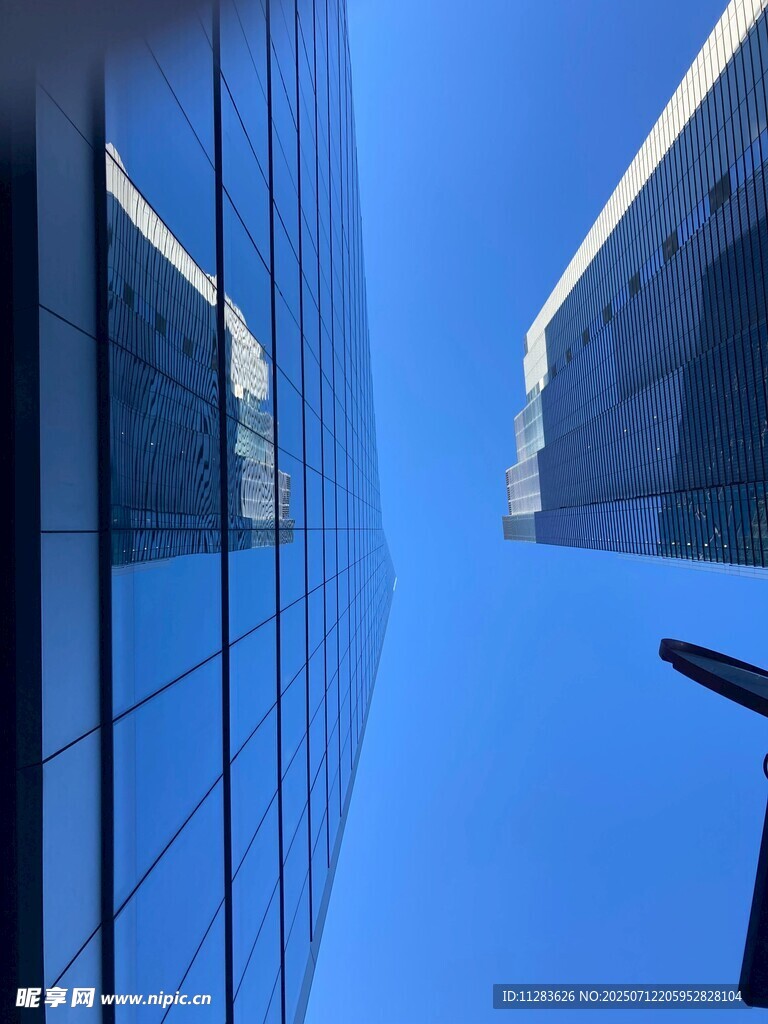仰视城市高楼玻璃建筑