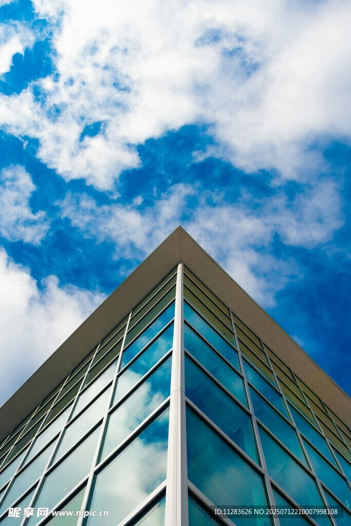 现代玻璃建筑与晴朗天空