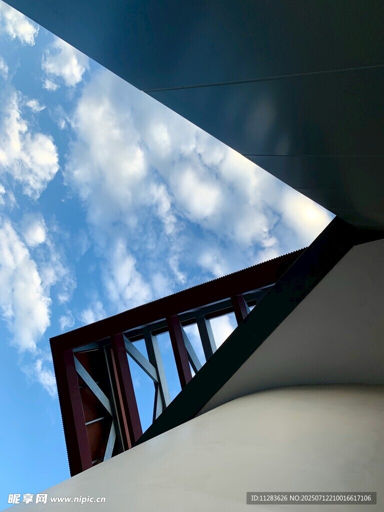 仰视建筑与蓝天白云