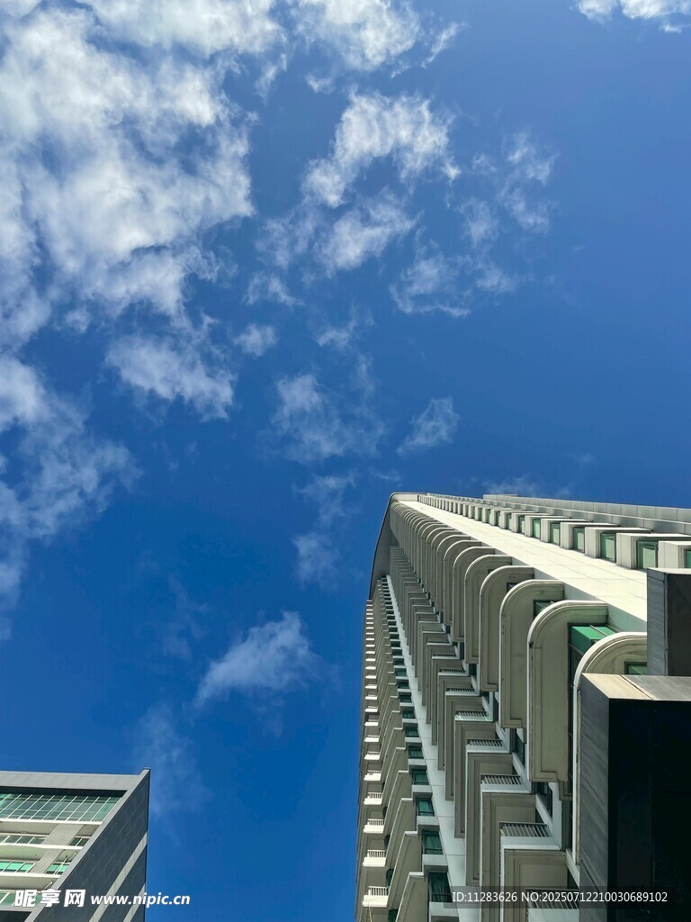 仰望都市高楼与蓝天白云