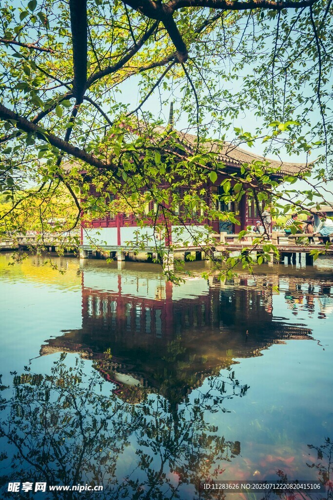 湖畔古建倒影