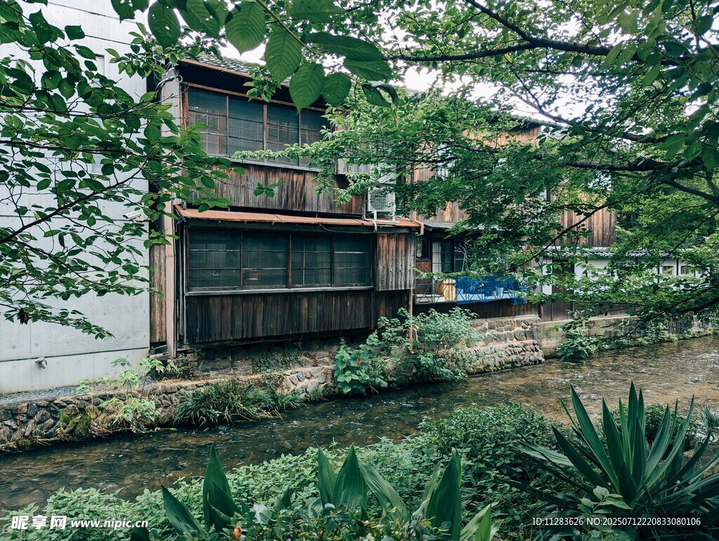 溪边绿植环绕的特色建筑
