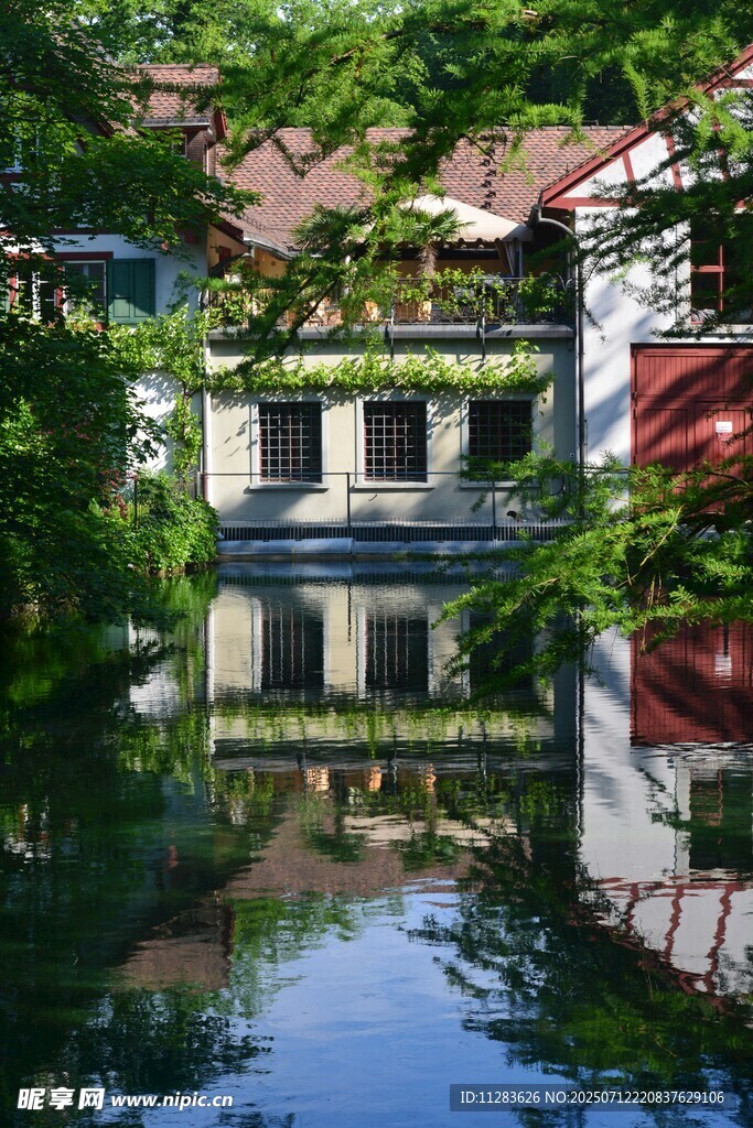 湖畔中式建筑倒影美景
