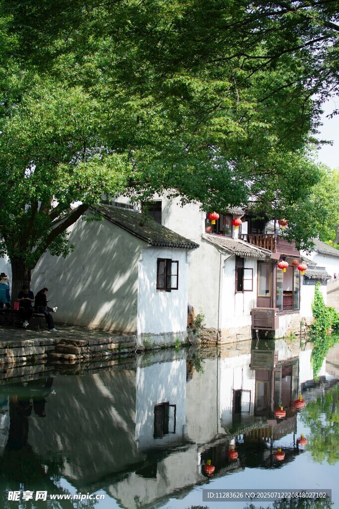 水乡小屋映于碧波绿树间