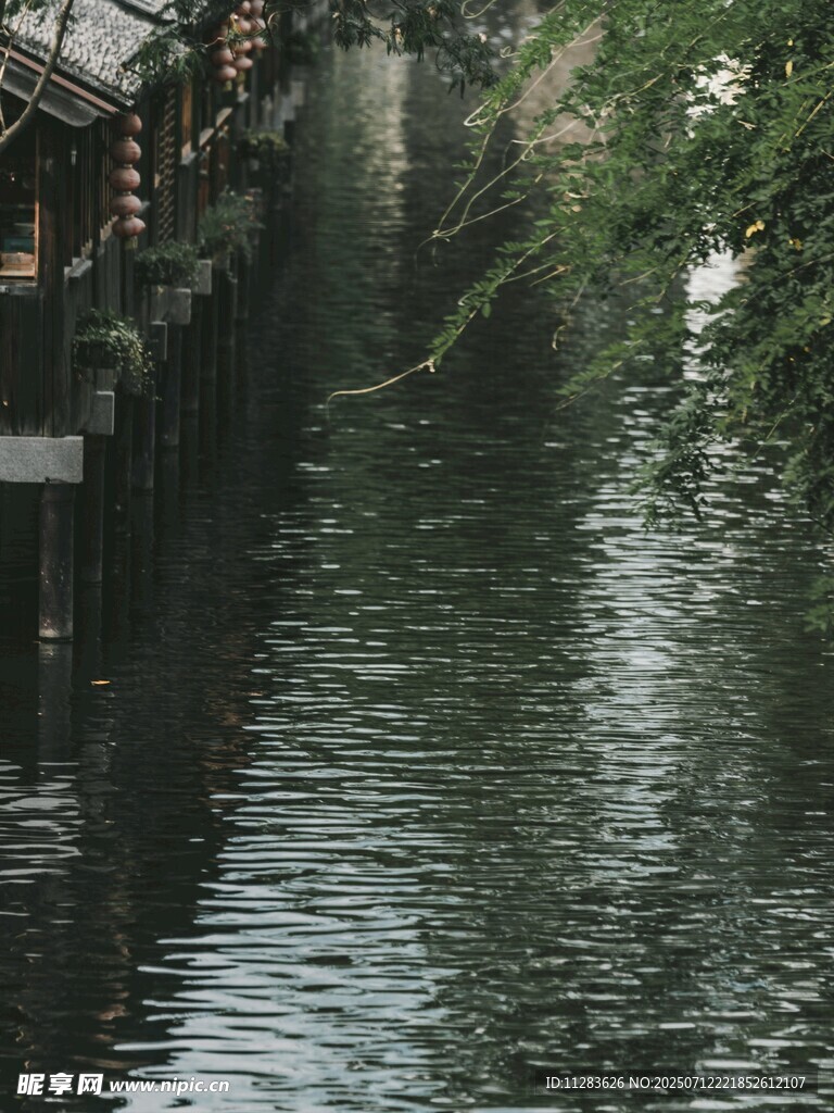 宁静河道旁的古朴景致
