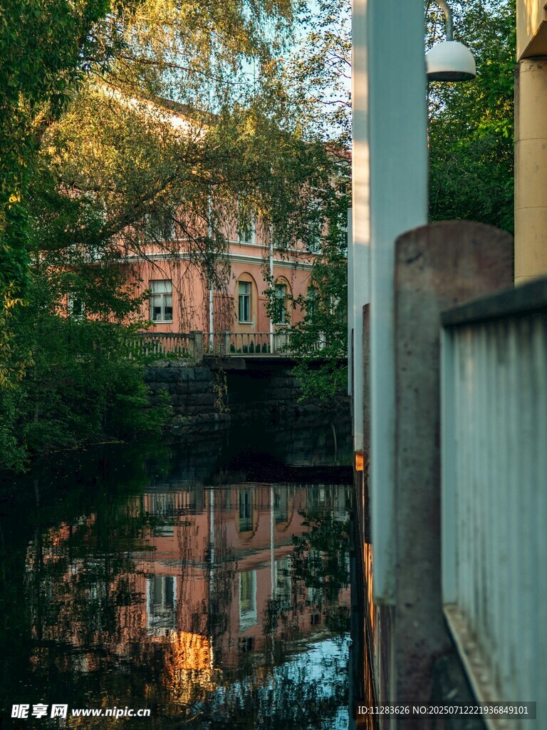 河畔建筑倒影美景