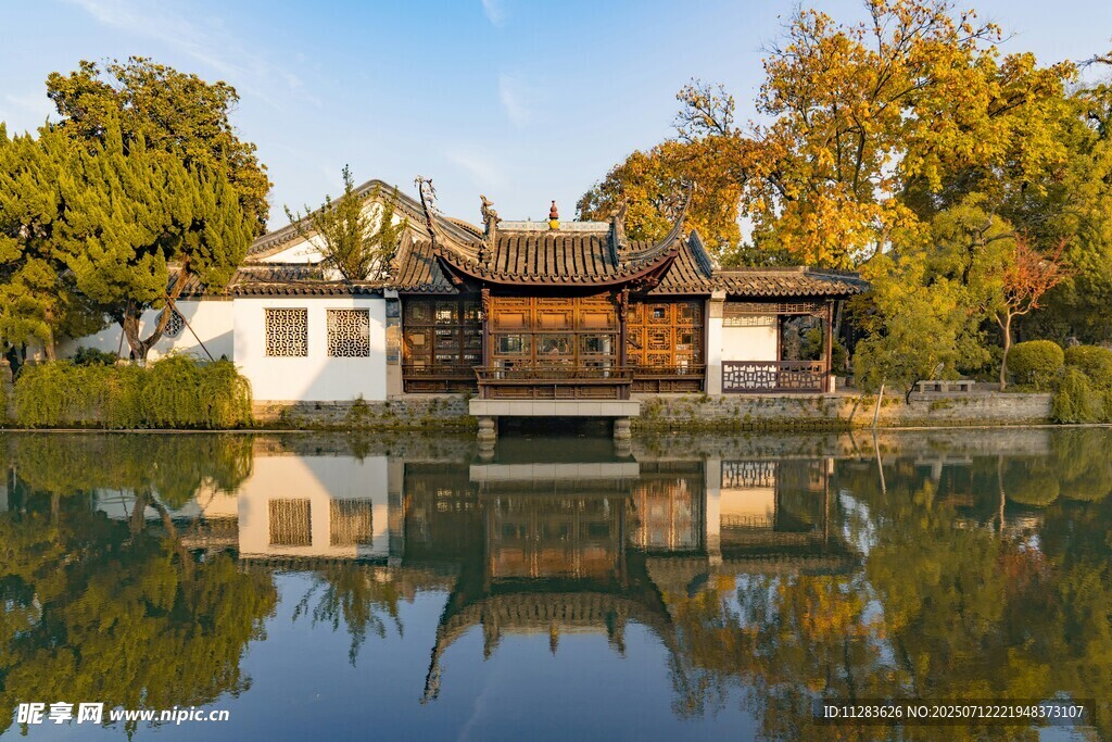 湖畔古建秋景倒影如画