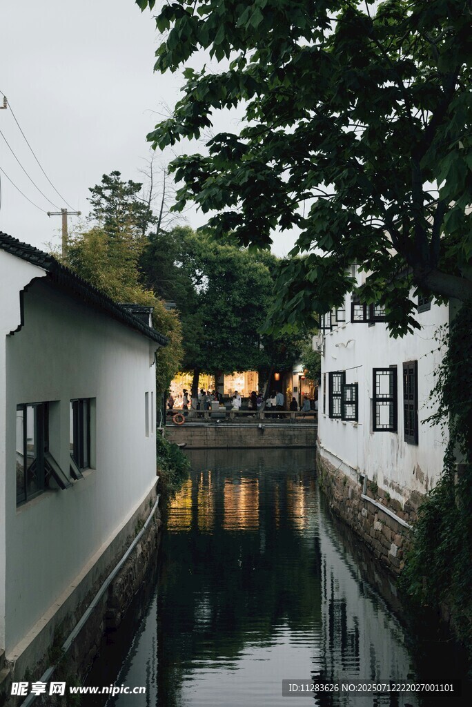 江南水乡静谧小巷水道