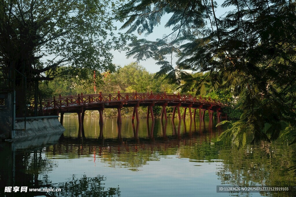 湖畔红桥映绿树美景