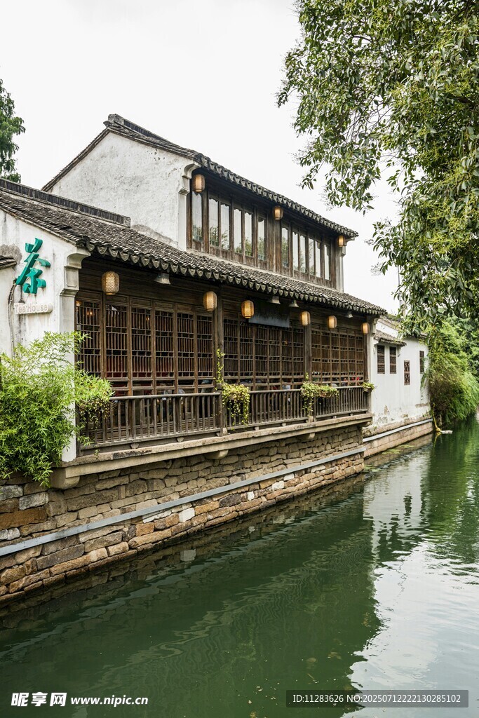 江南水乡临河古朴民居