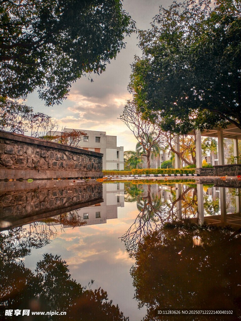 湖畔美景倒映如画