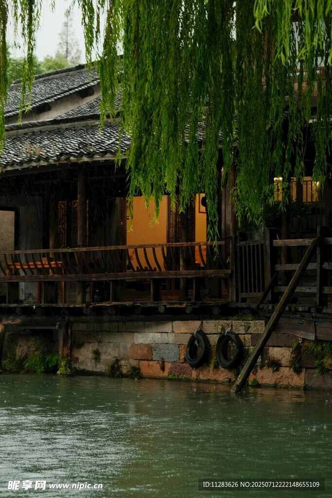江南水乡河畔古朴民居