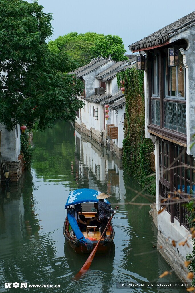 江南水乡小船悠然穿行