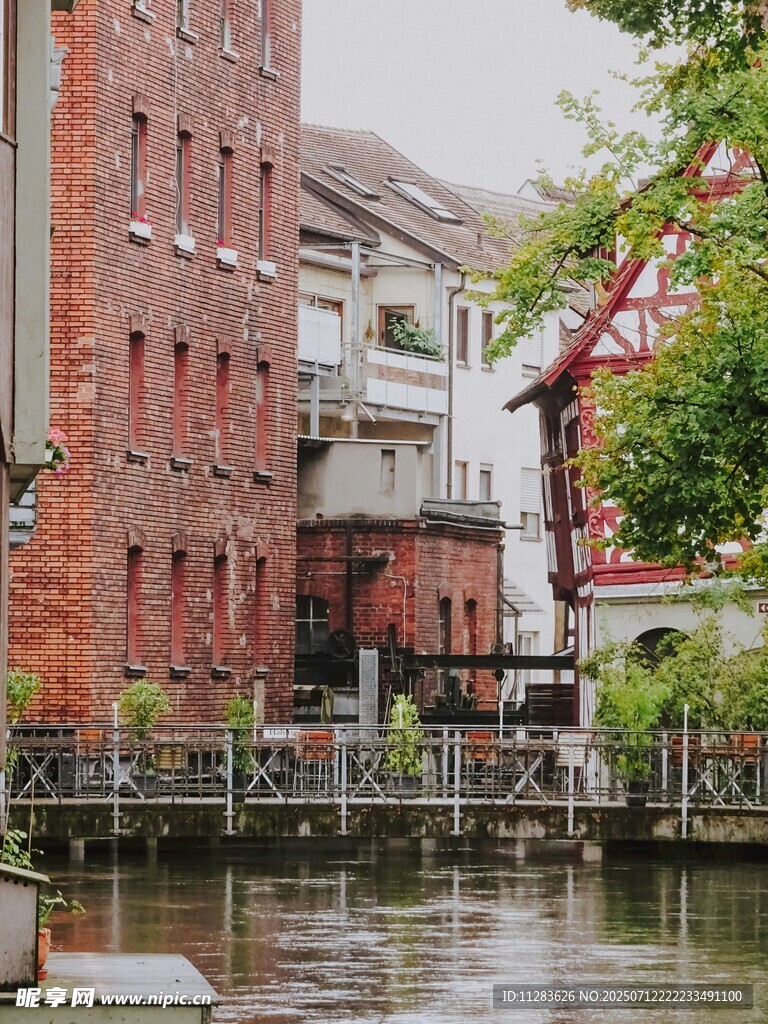 河畔红砖建筑与桥梁景观