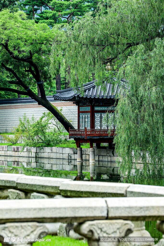 中式园林中的古朴凉亭