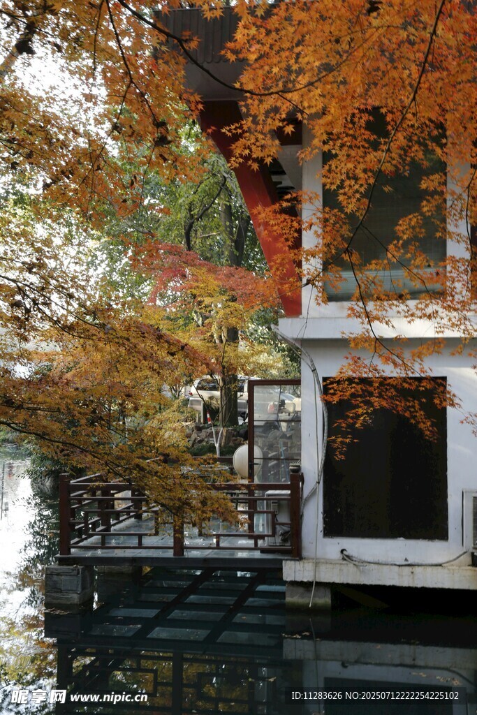 秋日湖畔中式建筑美景