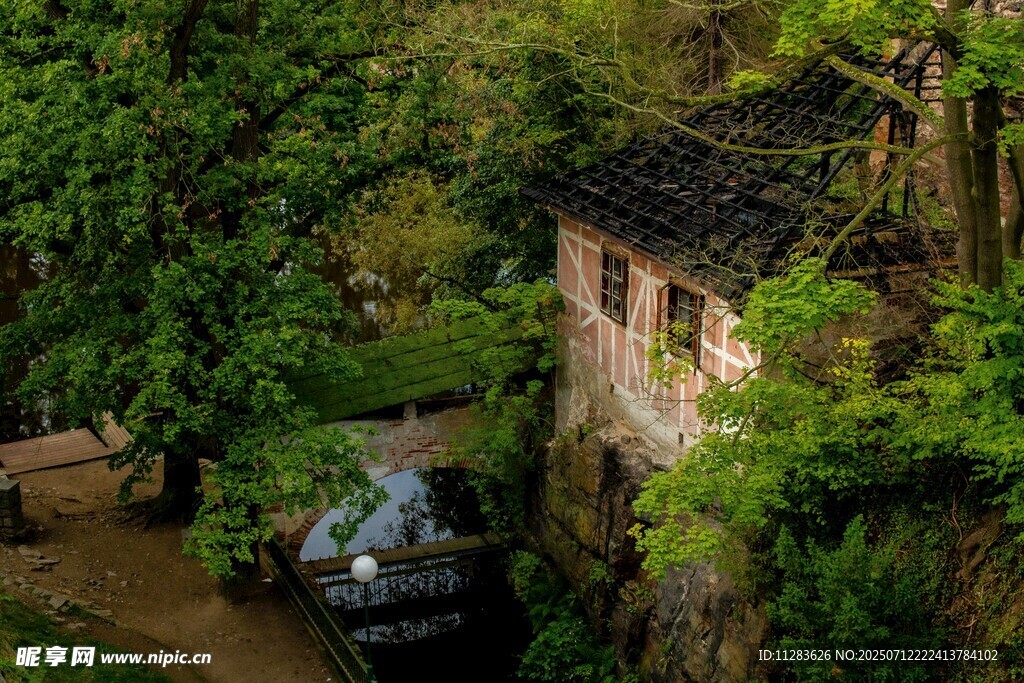 山林中的古朴小屋