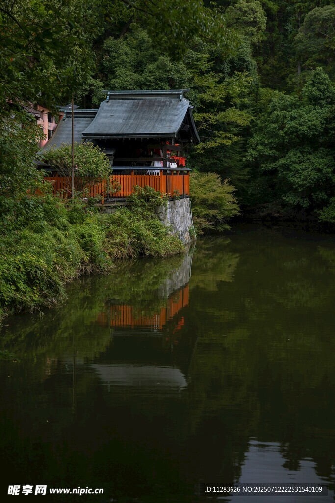 湖畔古亭
