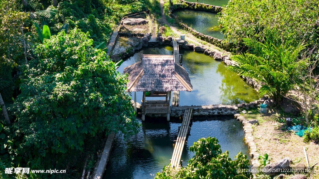 乡村溪流旁的古朴建筑