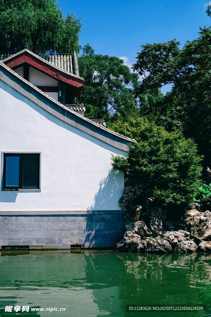 湖畔白墙建筑