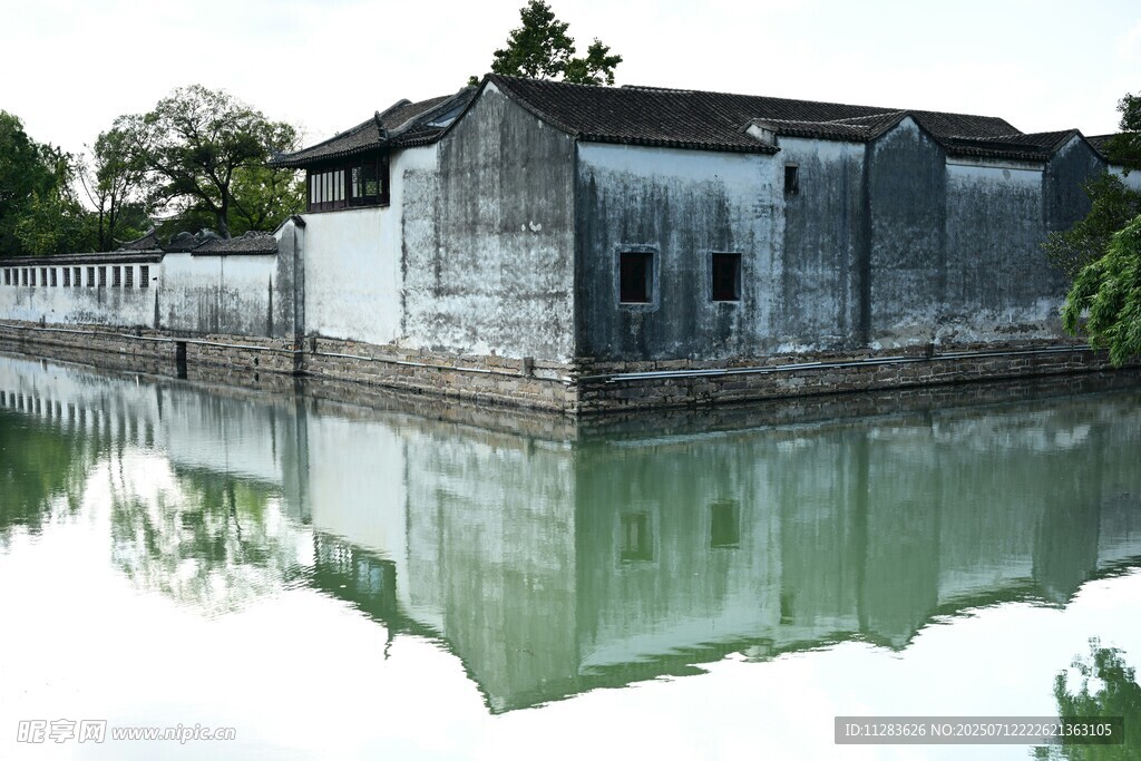江南水乡古建筑临水而立