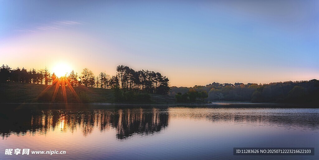 湖畔日落美景