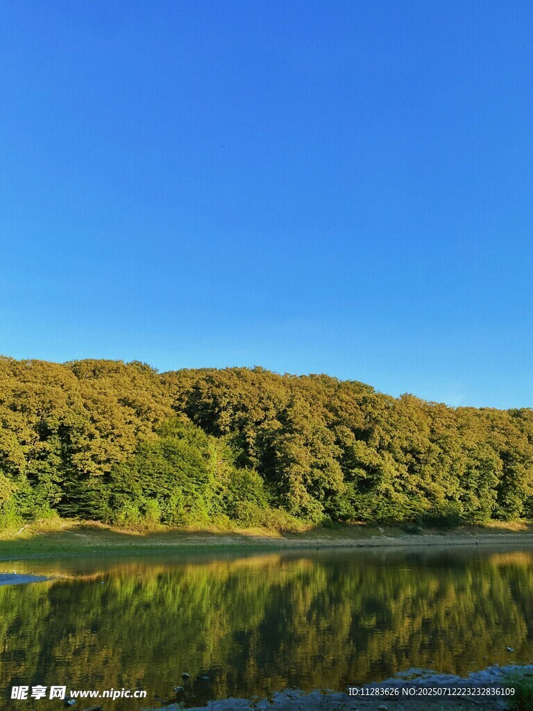 湖畔青山倒影
