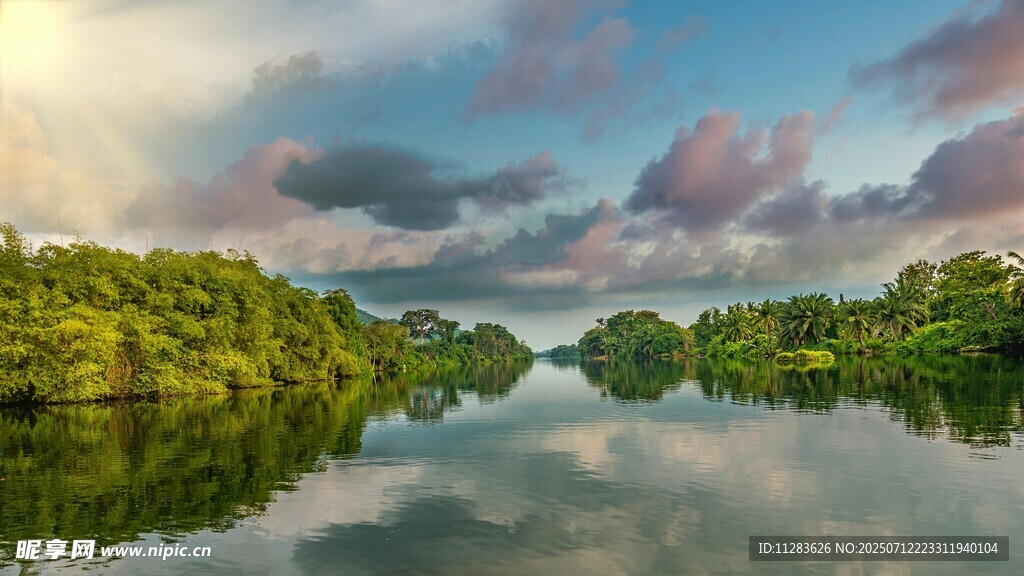 宁静湖畔的自然美景