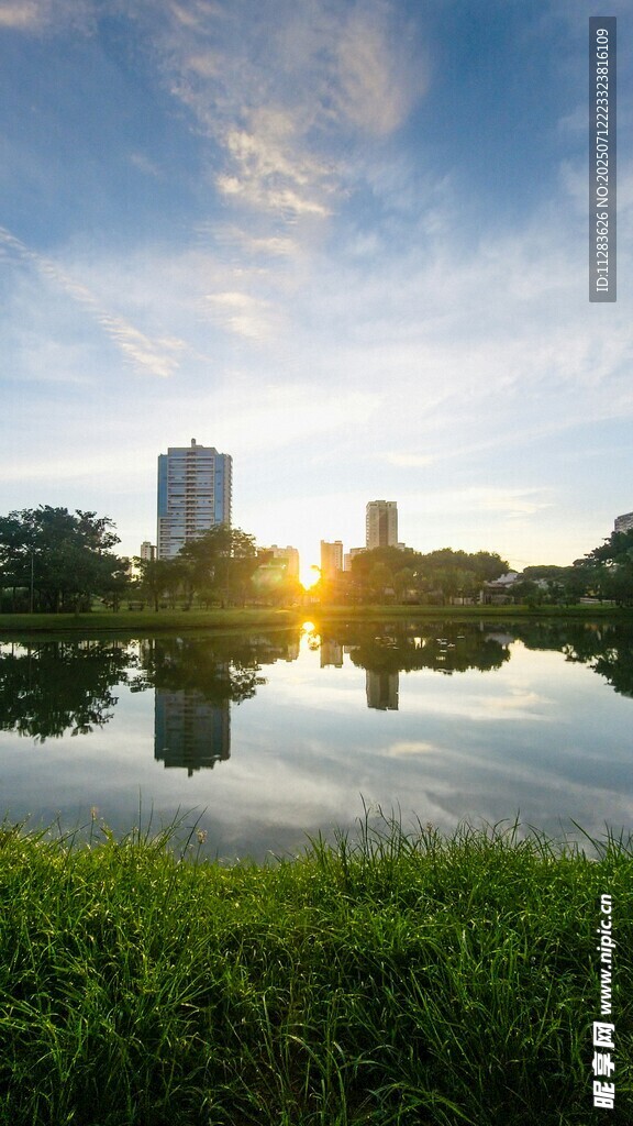 湖畔晨光中的城市美景
