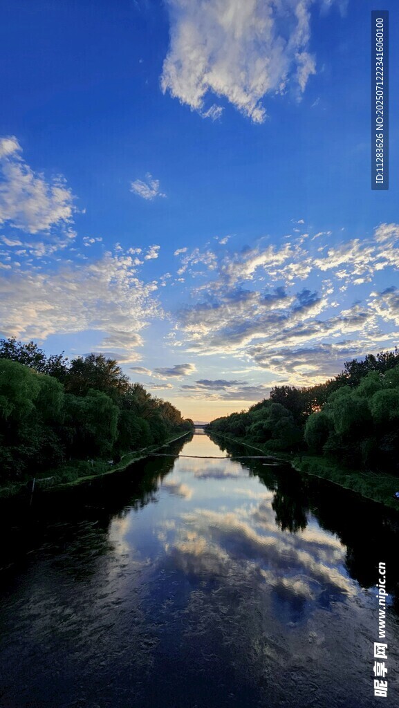 宁静河畔美景