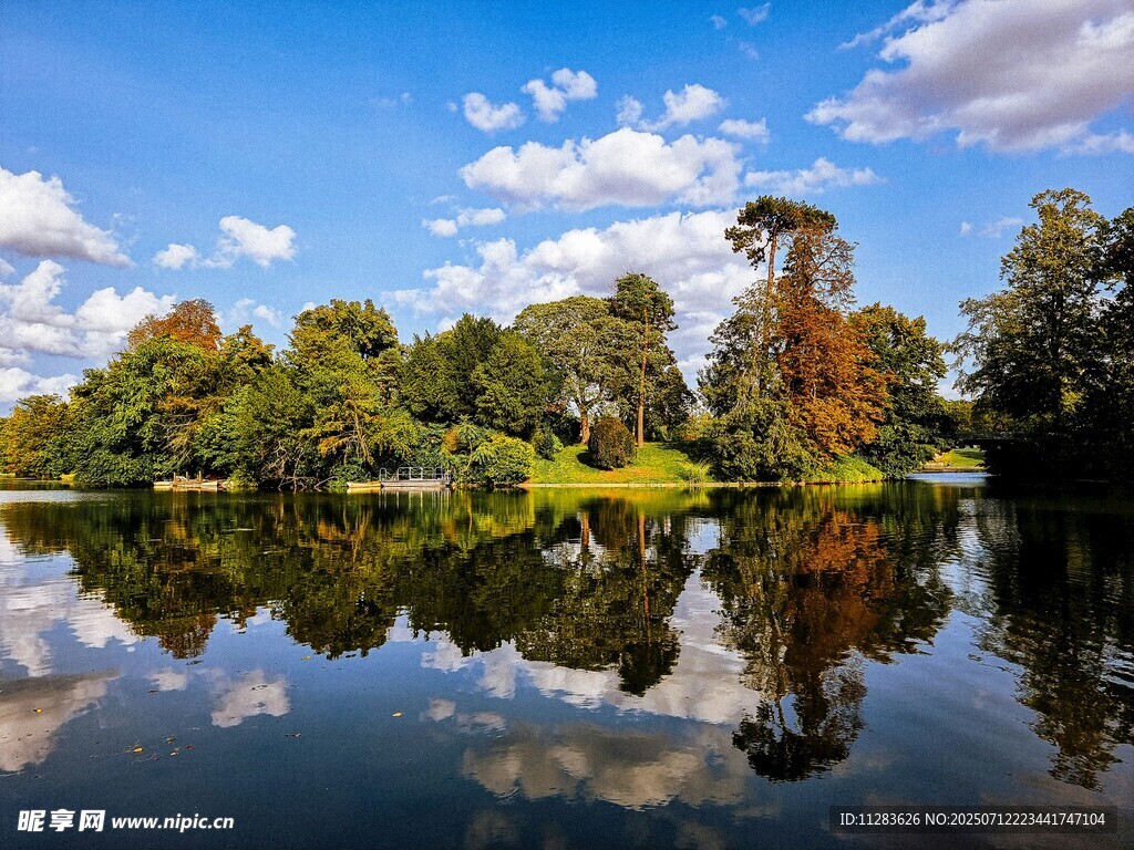 湖畔秋景