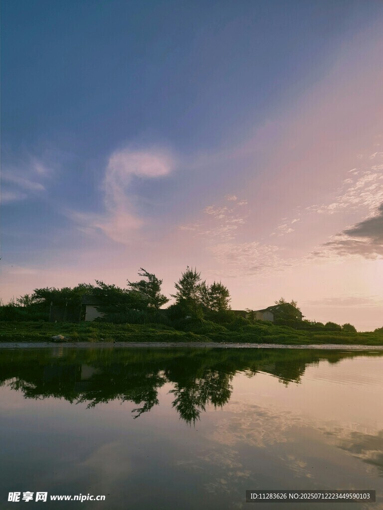 湖畔黄昏美景倒影如画