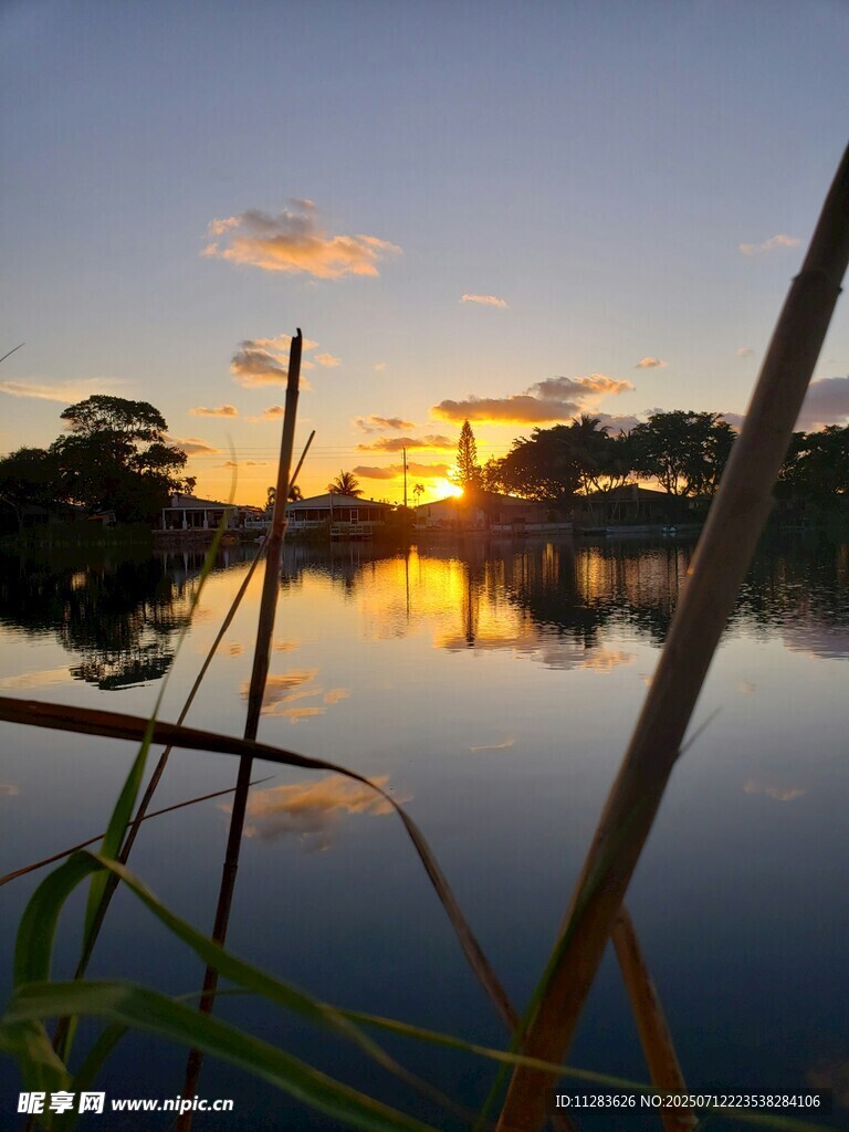 湖畔日落美景
