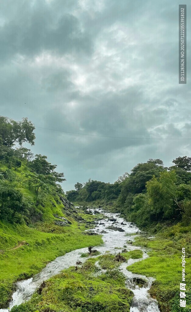山间溪流绿意盎然的景致