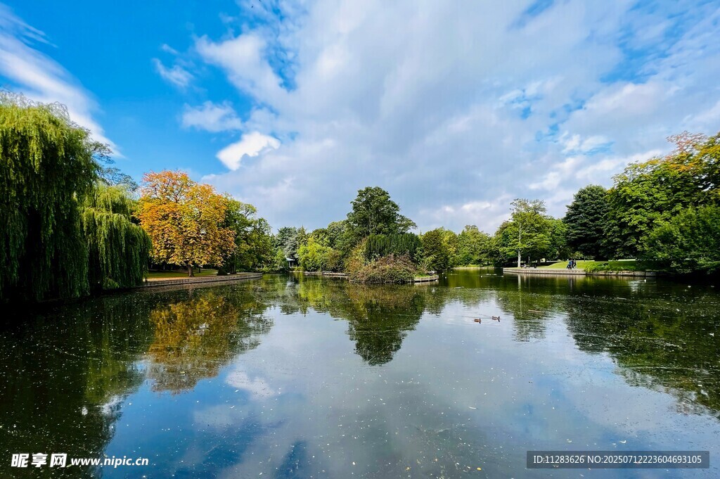 湖畔秋景