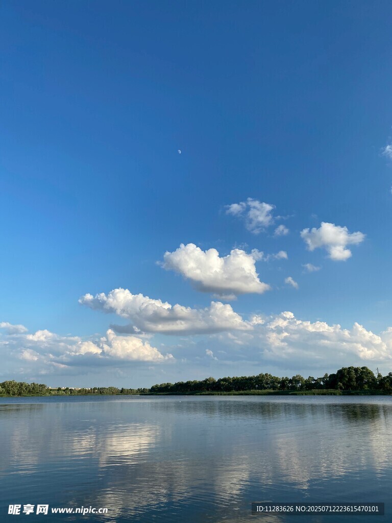 宁静湖畔蓝天美景