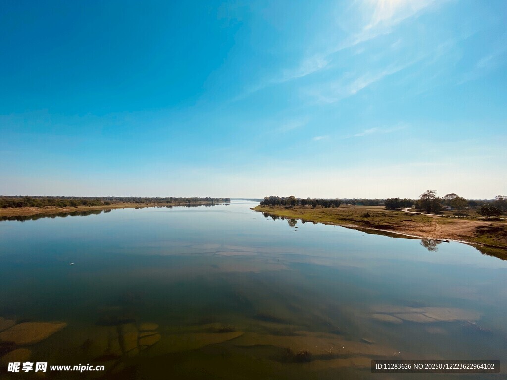 宁静湖畔蓝天美景