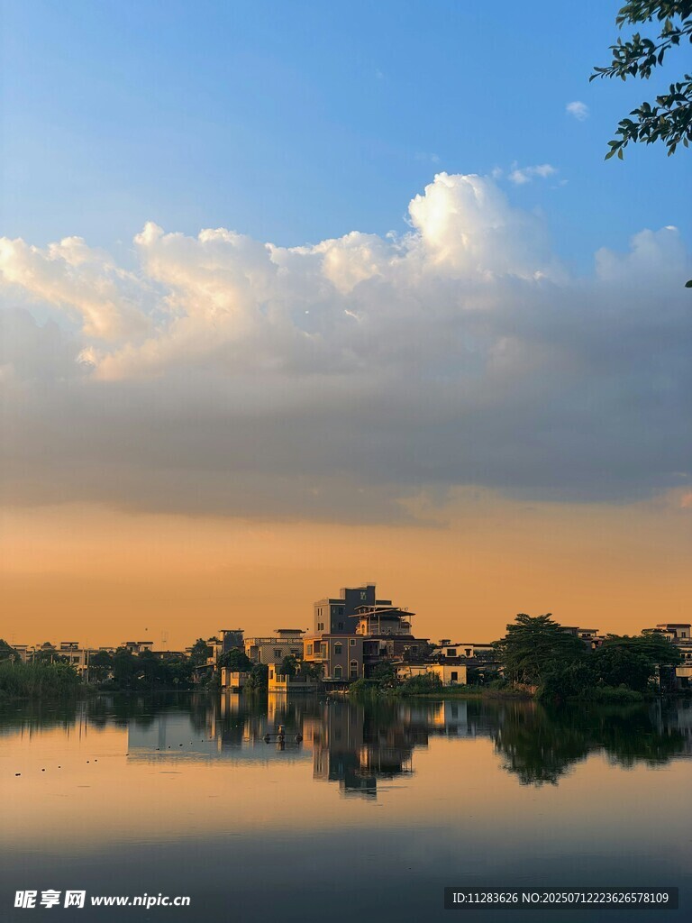 湖畔黄昏美景倒映