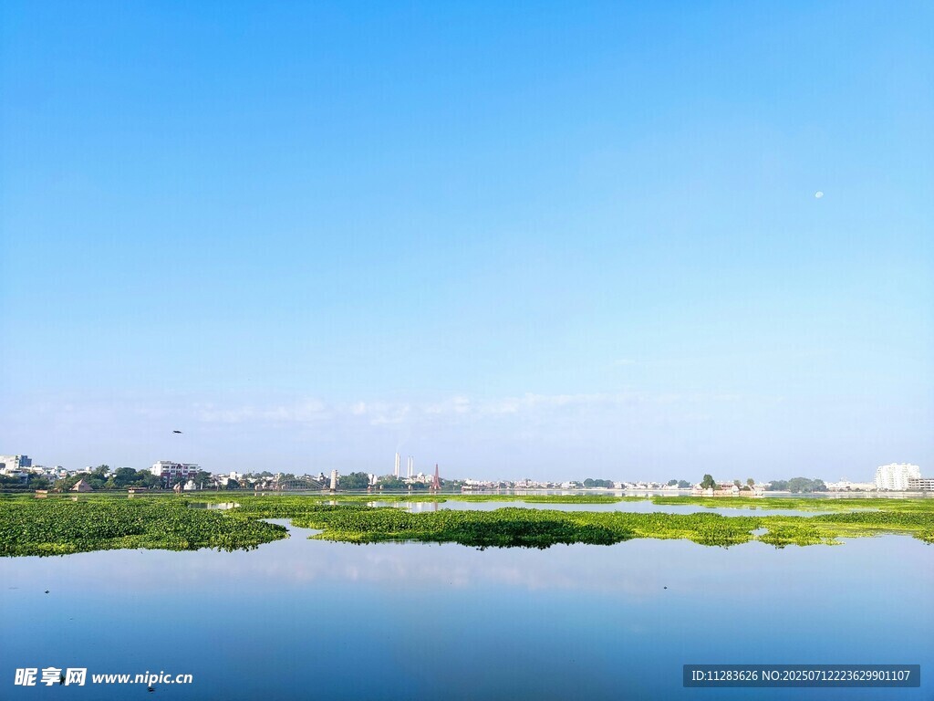 宁静湖畔风光